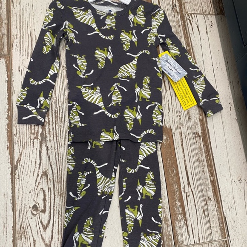 TOMMY BAHAMA kids cozy and cute PJS( or use it for a comfy costume!) 🖤🧡